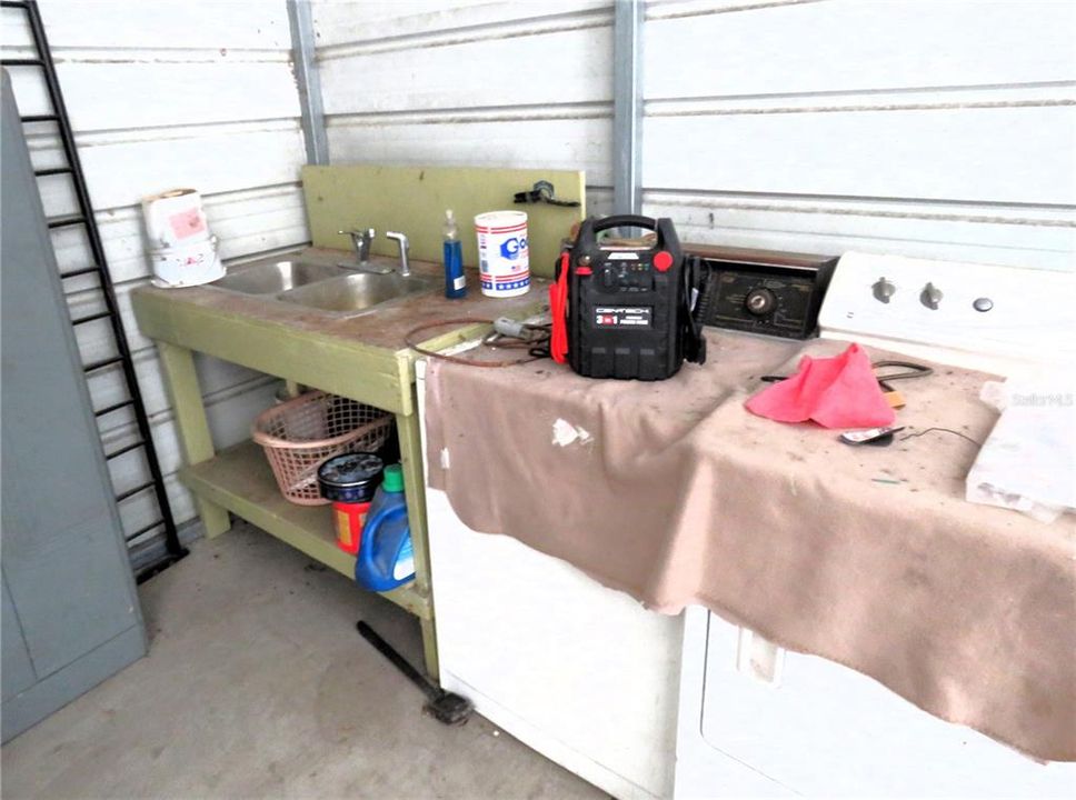 For Sale: $300,000 (2 beds, 1 baths, 672 Square Feet)
