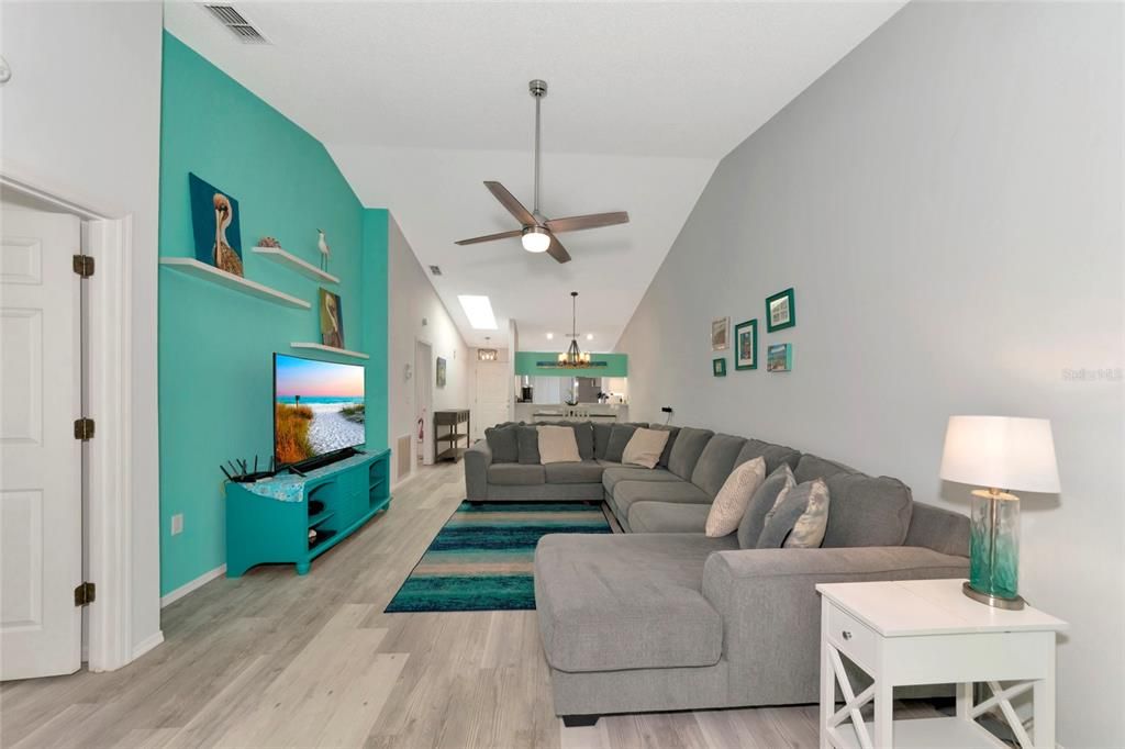 For Sale: $375,700 (2 beds, 2 baths, 1272 Square Feet)