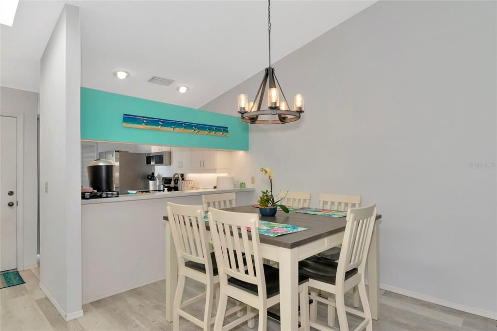 For Sale: $375,700 (2 beds, 2 baths, 1272 Square Feet)