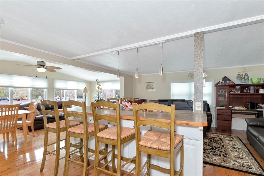 For Sale: $214,900 (2 beds, 2 baths, 828 Square Feet)