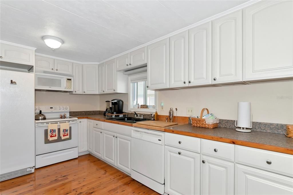 Active With Contract: $214,900 (2 beds, 2 baths, 828 Square Feet)