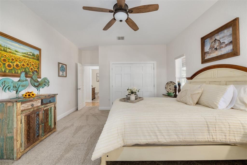 2nd bedroom looking to entry door