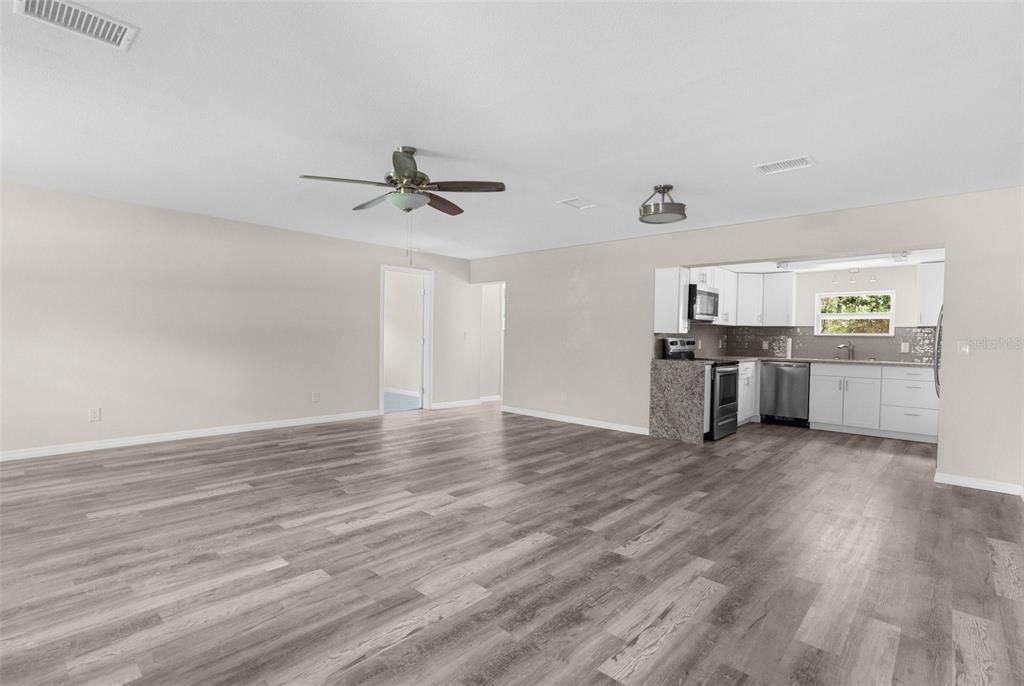 Active With Contract: $324,900 (3 beds, 2 baths, 1760 Square Feet)