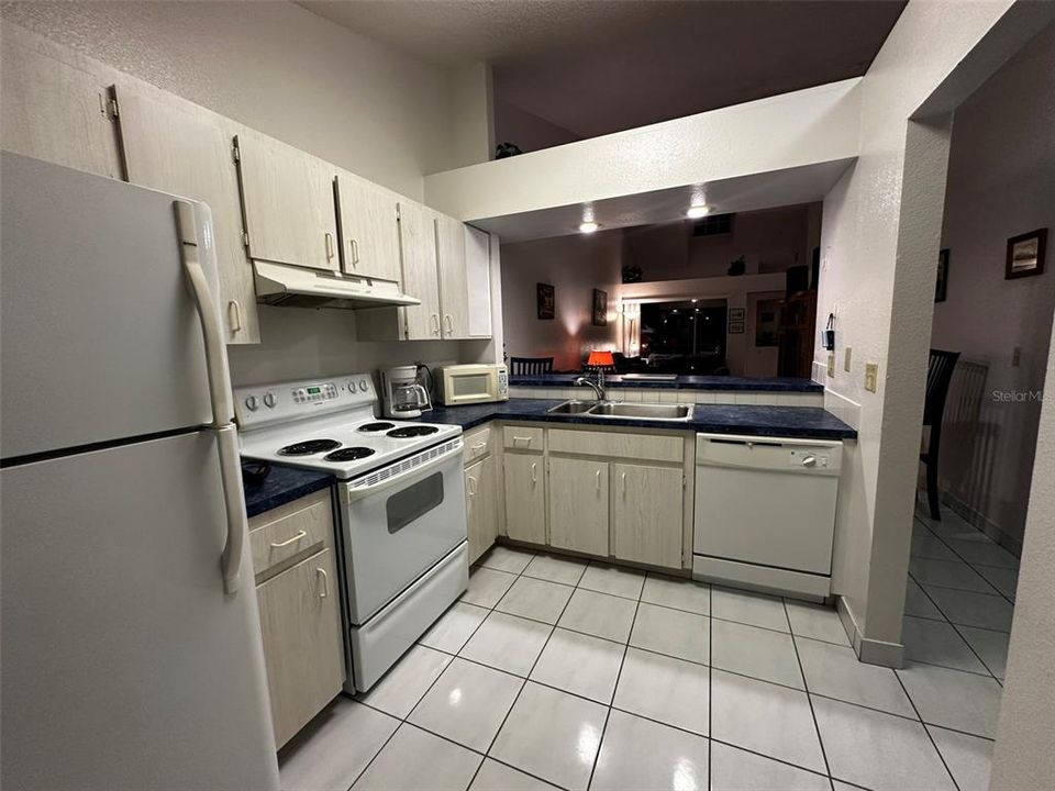 For Sale: $385,000 (2 beds, 2 baths, 1015 Square Feet)