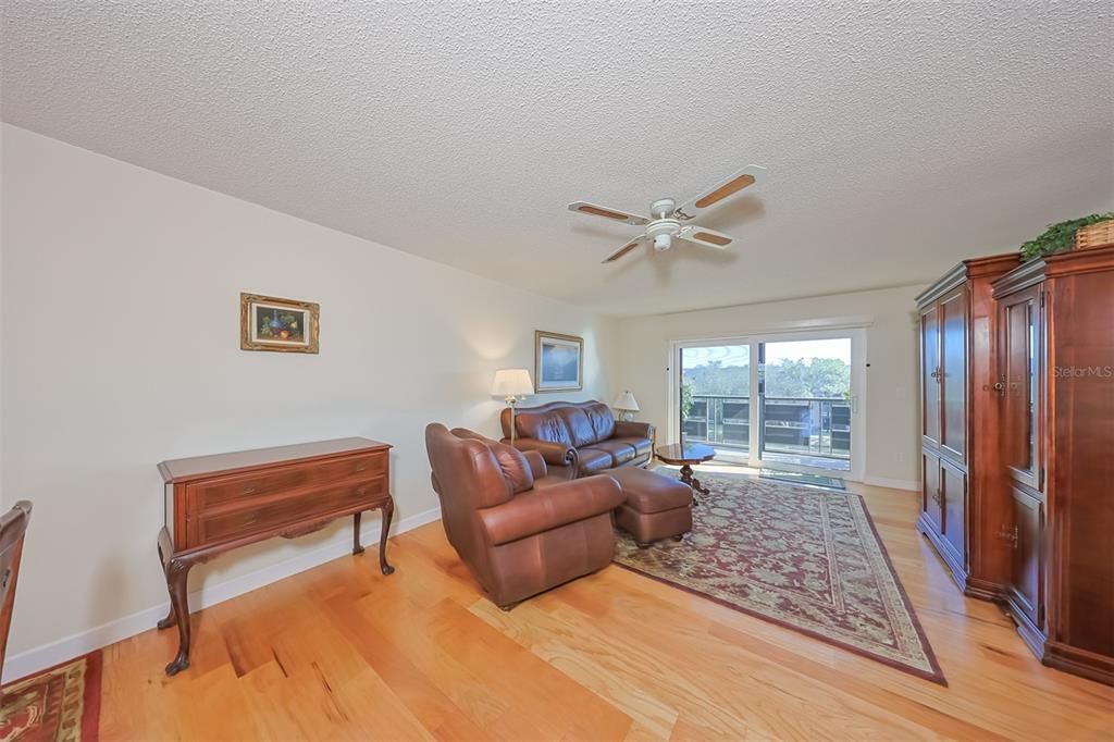 Active With Contract: $189,000 (2 beds, 2 baths, 1135 Square Feet)