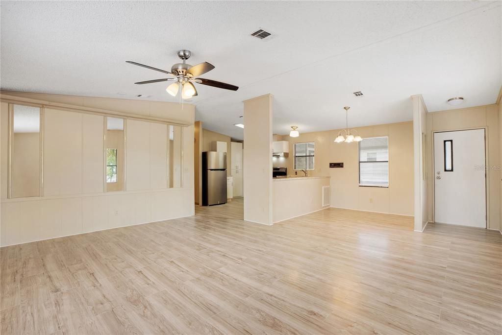 Active With Contract: $159,900 (2 beds, 2 baths, 1008 Square Feet)