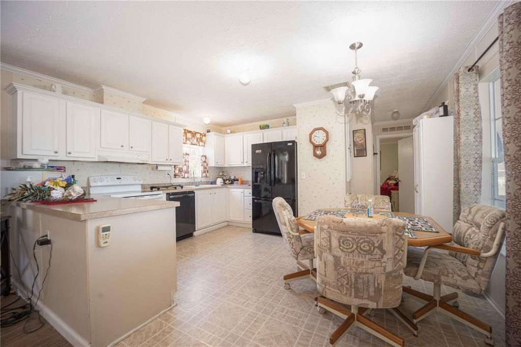 Active With Contract: $279,900 (3 beds, 2 baths, 1216 Square Feet)