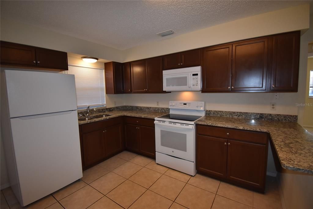 Recently Rented: $1,100 (2 beds, 1 baths, 908 Square Feet)