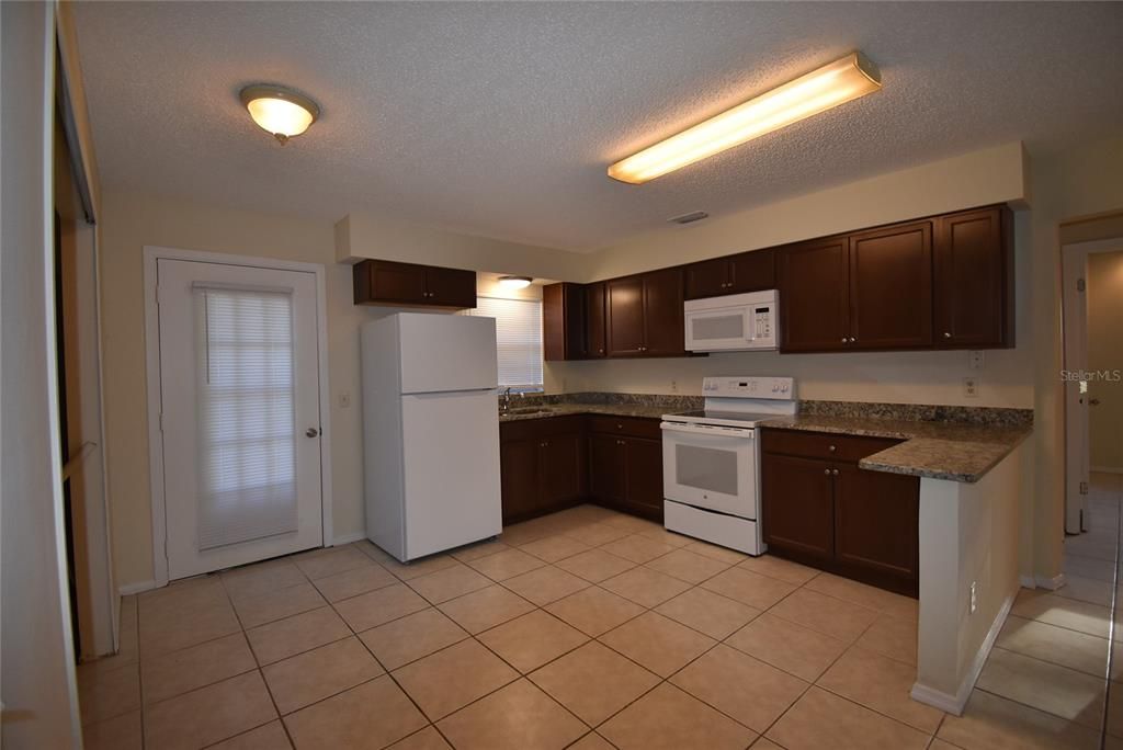Recently Rented: $1,100 (2 beds, 1 baths, 908 Square Feet)