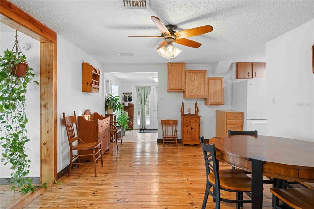 For Sale: $324,900 (2 beds, 1 baths, 924 Square Feet)