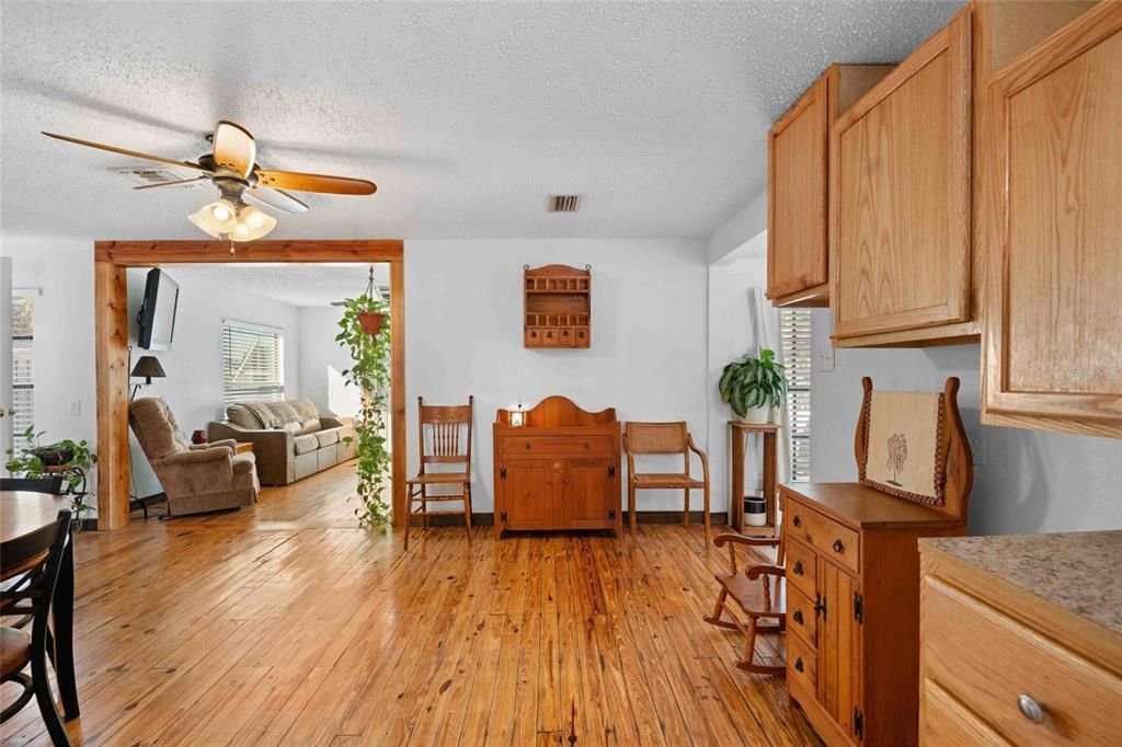 For Sale: $324,900 (2 beds, 1 baths, 924 Square Feet)