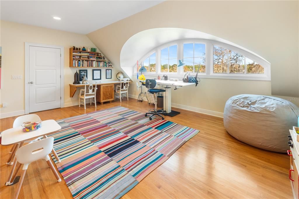 Active With Contract: $1,900,000 (5 beds, 3 baths, 4432 Square Feet)