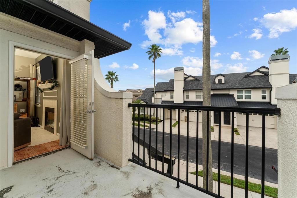 2nd story balcony w/ peace and privacy