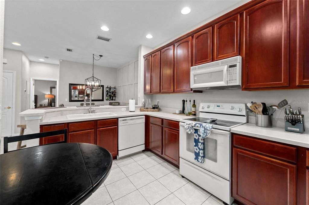 For Sale: $318,999 (2 beds, 2 baths, 1225 Square Feet)