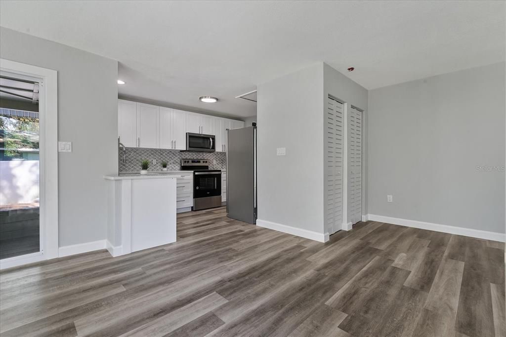 Active With Contract: $289,900 (2 beds, 2 baths, 1128 Square Feet)