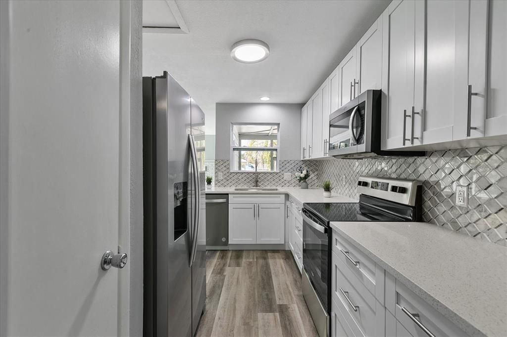 Active With Contract: $289,900 (2 beds, 2 baths, 1128 Square Feet)