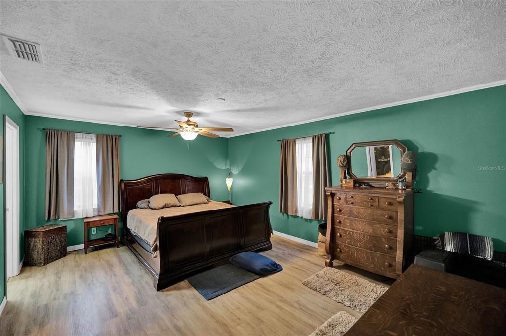 Vendido Recientemente: $399,900 (3 camas, 2 baños, 1915 Pies cuadrados)