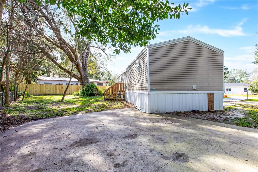 Active With Contract: $139,900 (2 beds, 2 baths, 1216 Square Feet)