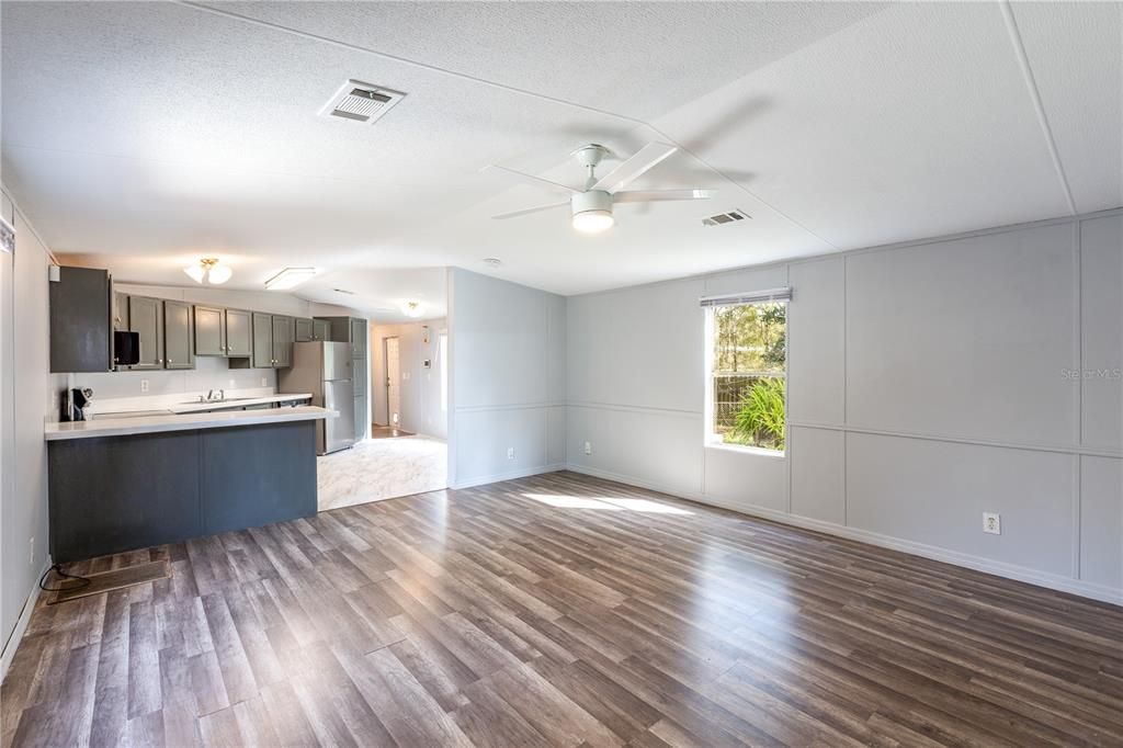 Active With Contract: $139,900 (2 beds, 2 baths, 1216 Square Feet)
