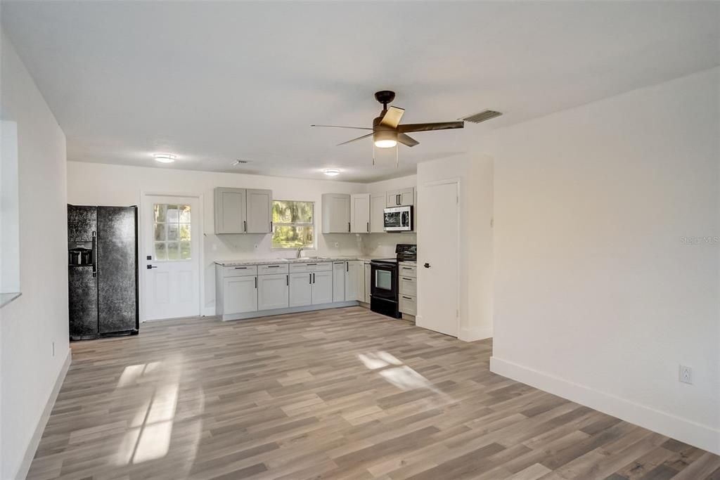 Recently Sold: $185,000 (2 beds, 1 baths, 933 Square Feet)