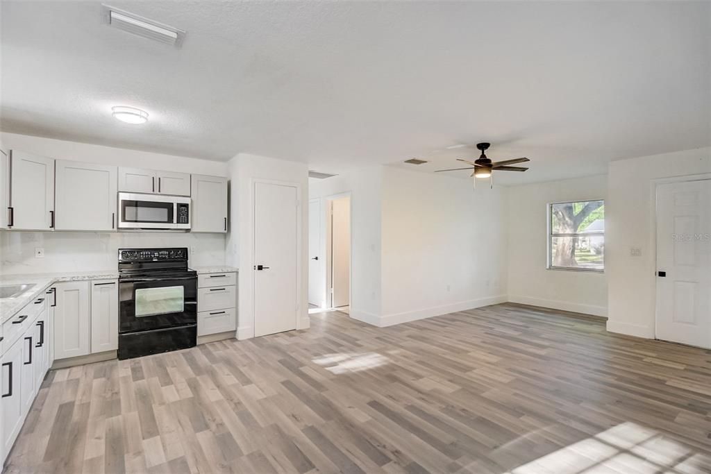Recently Sold: $185,000 (2 beds, 1 baths, 933 Square Feet)