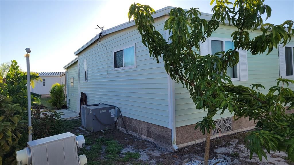 For Sale: $124,900 (2 beds, 2 baths, 1152 Square Feet)