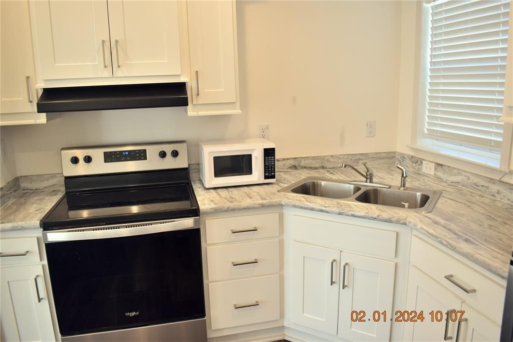 Active With Contract: $179,900 (2 beds, 2 baths, 831 Square Feet)