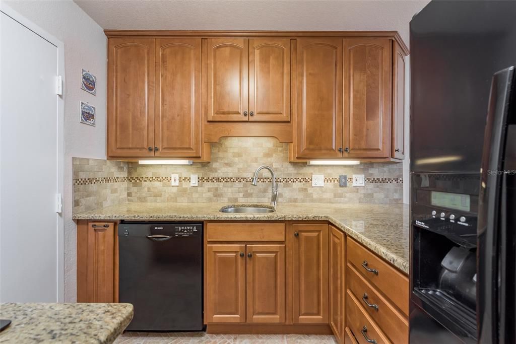 Active With Contract: $174,900 (1 beds, 1 baths, 670 Square Feet)