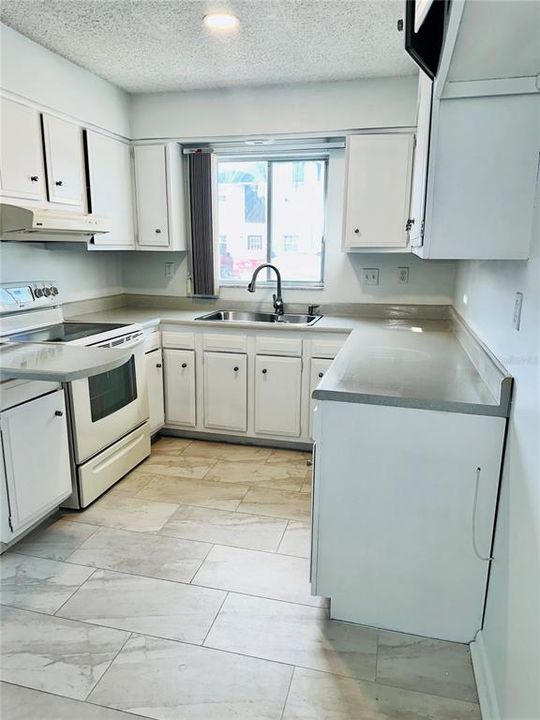 Active With Contract: $1,600 (2 beds, 1 baths, 1125 Square Feet)