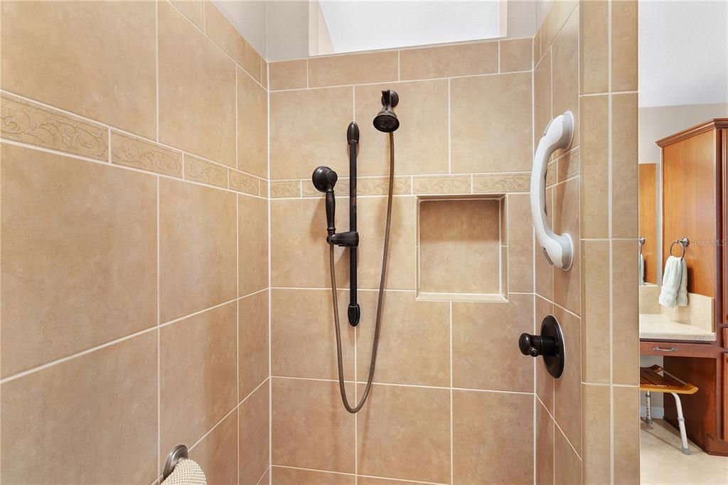 最近售出: $465,000 (3 贝兹, 2 浴室, 1939 平方英尺)