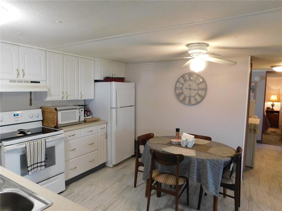 Active With Contract: $135,000 (2 beds, 2 baths, 963 Square Feet)