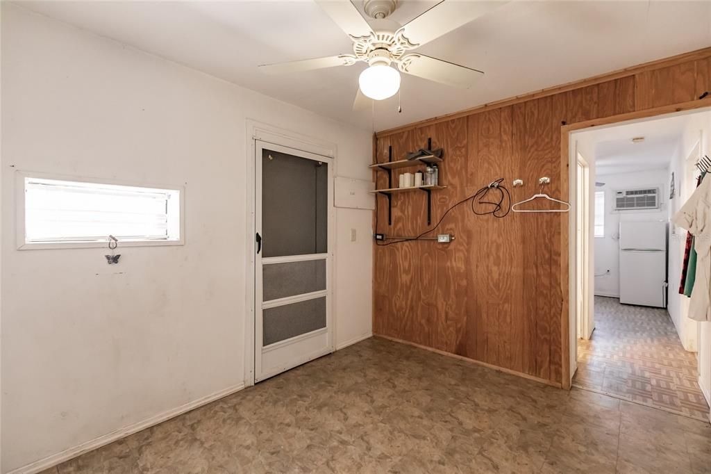 For Sale: $185,000 (1 beds, 1 baths, 300 Square Feet)