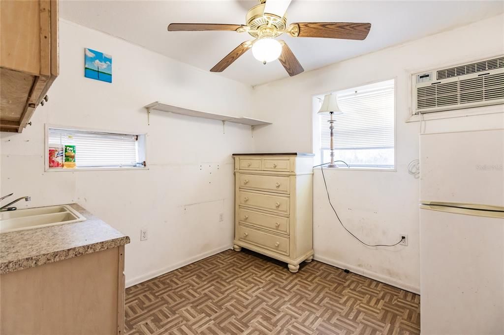 For Sale: $185,000 (1 beds, 1 baths, 300 Square Feet)