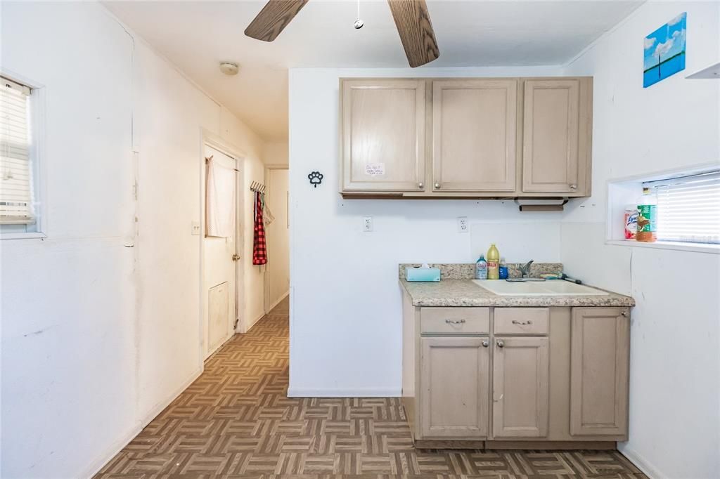 For Sale: $185,000 (1 beds, 1 baths, 300 Square Feet)