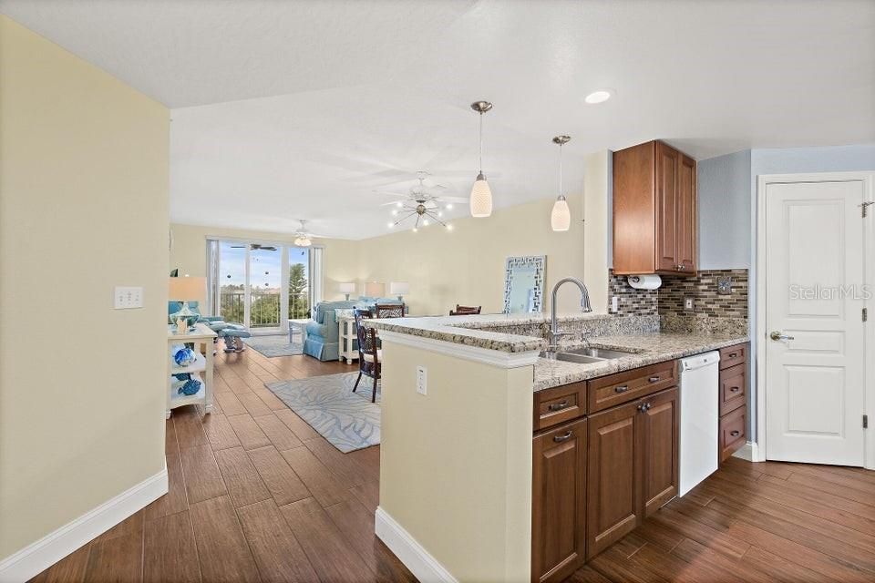Recently Sold: $625,000 (2 beds, 2 baths, 1621 Square Feet)