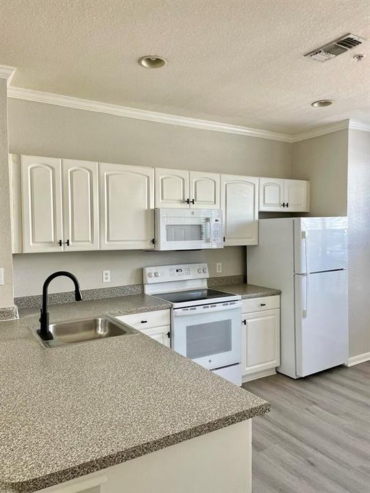 Active With Contract: $199,000 (1 beds, 1 baths, 645 Square Feet)