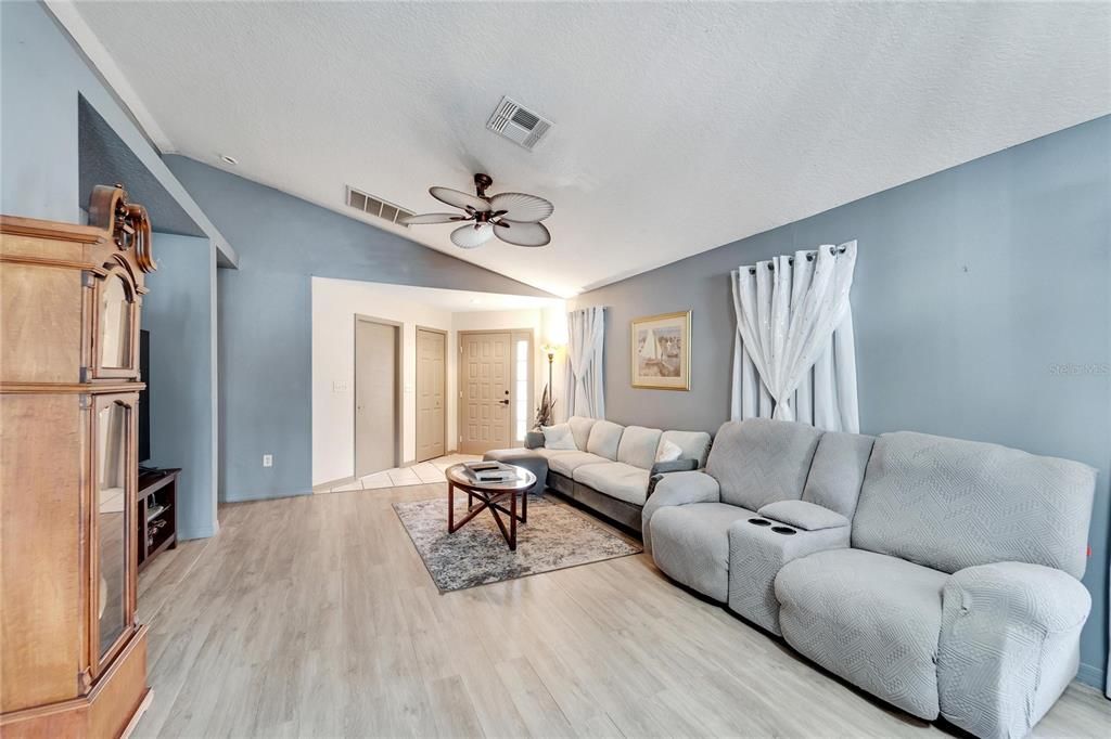 Active With Contract: $334,900 (3 beds, 2 baths, 1269 Square Feet)