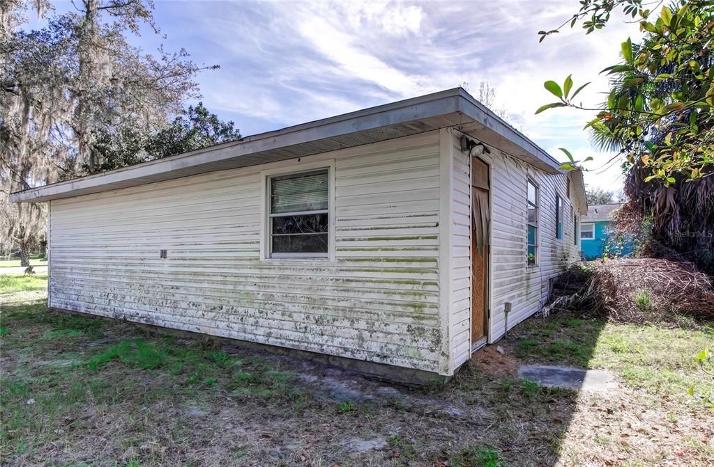 For Sale: $115,000 (2 beds, 1 baths, 927 Square Feet)