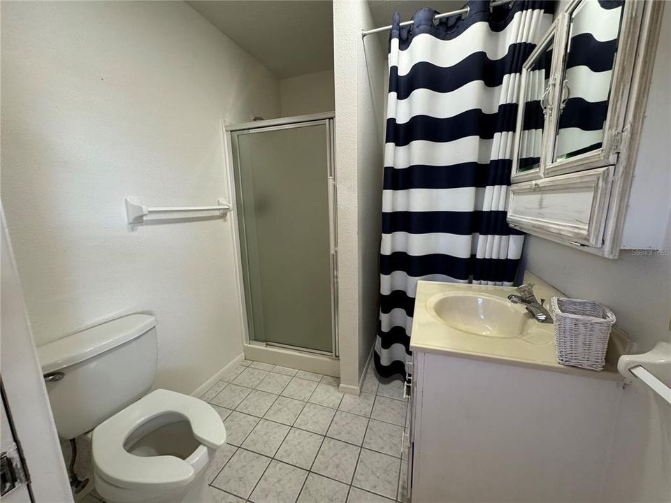 合同活跃: $249,900 (2 贝兹, 2 浴室, 1261 平方英尺)