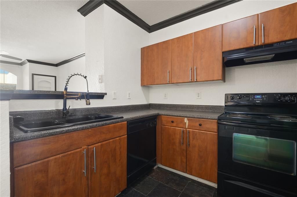 For Sale: $192,500 (1 beds, 1 baths, 739 Square Feet)