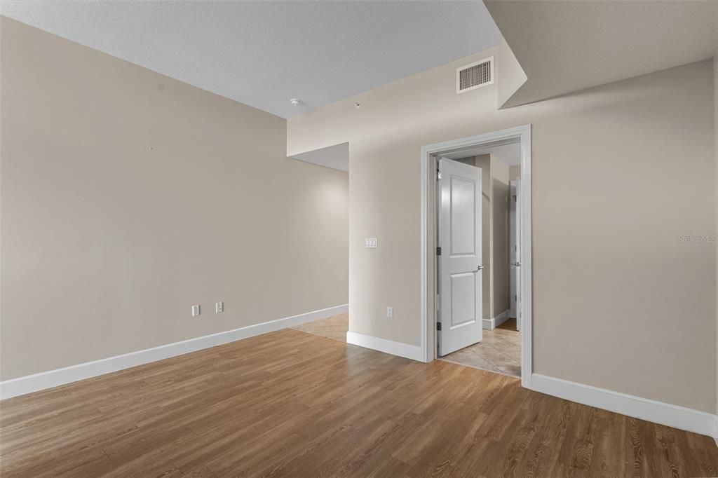 For Sale: $224,999 (1 beds, 1 baths, 644 Square Feet)
