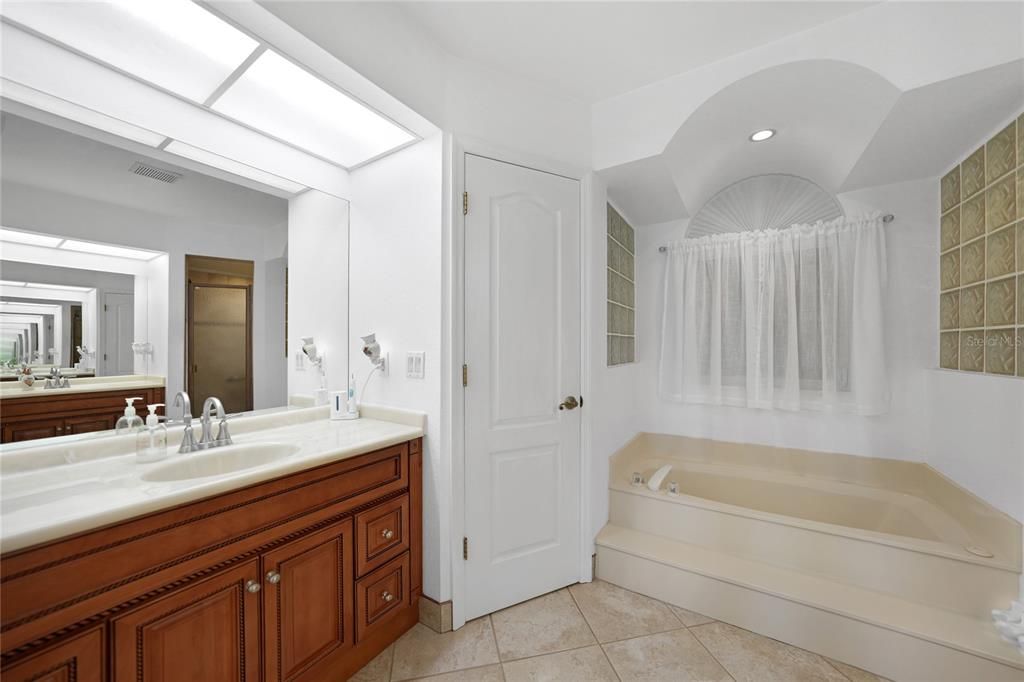 合同活跃: $599,900 (5 贝兹, 3 浴室, 2647 平方英尺)