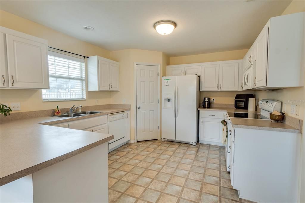 For Sale: $305,000 (3 beds, 2 baths, 1641 Square Feet)