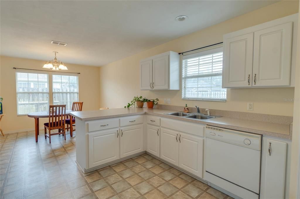 For Sale: $305,000 (3 beds, 2 baths, 1641 Square Feet)