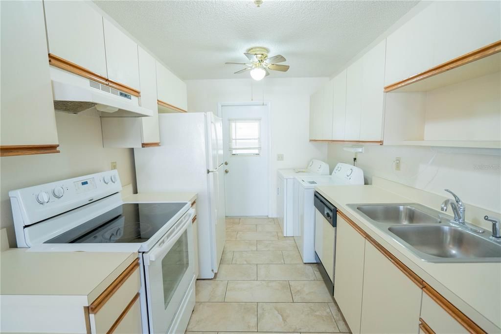 For Sale: $159,999 (2 beds, 2 baths, 1073 Square Feet)