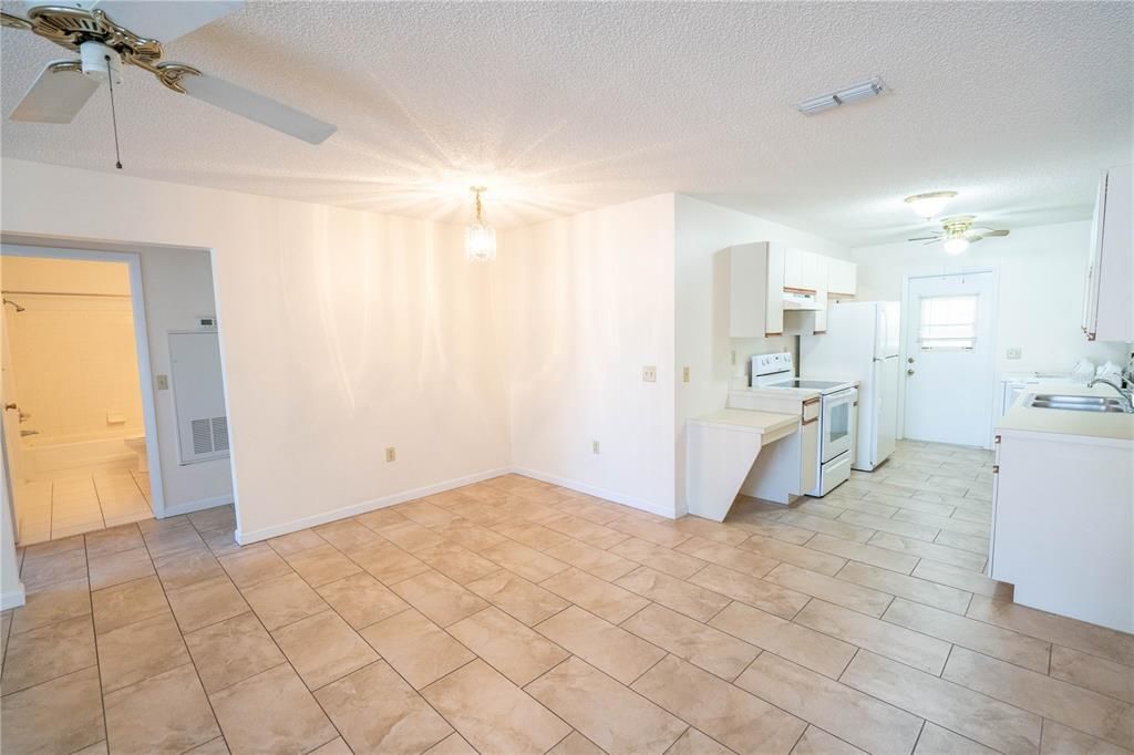 For Sale: $159,999 (2 beds, 2 baths, 1073 Square Feet)