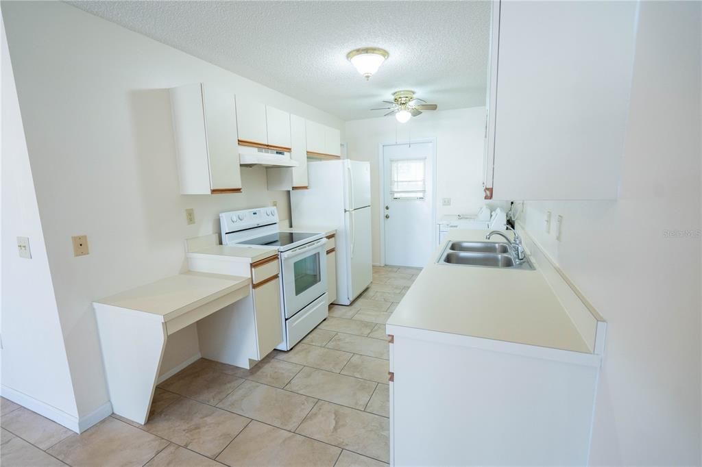 For Sale: $159,999 (2 beds, 2 baths, 1073 Square Feet)