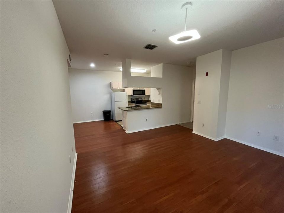 For Sale: $165,900 (1 beds, 1 baths, 730 Square Feet)