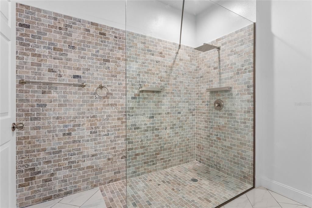 合同活跃: $465,000 (4 贝兹, 2 浴室, 1866 平方英尺)