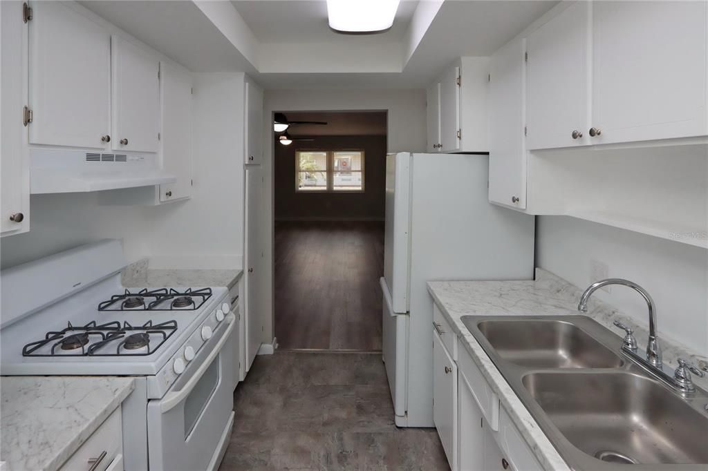 Recently Rented: $1,595 (2 beds, 2 baths, 870 Square Feet)